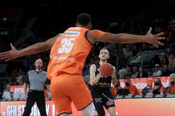 使他成为各 使他成为各